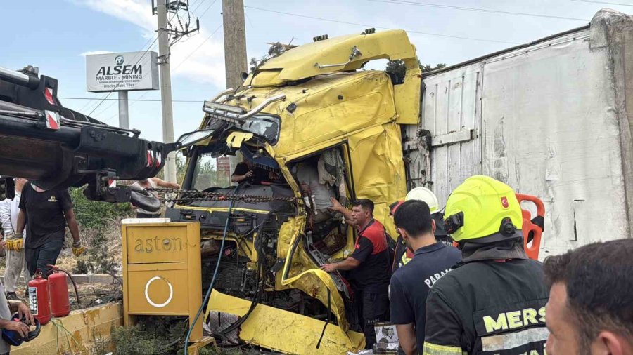 Mersin’de Tırlar Kafa Kafaya Çarpıştı: 1 Ölü, 2 Yaralı