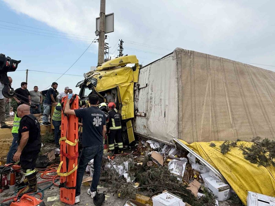 Mersin’de Tırlar Kafa Kafaya Çarpıştı: 1 Ölü, 2 Yaralı