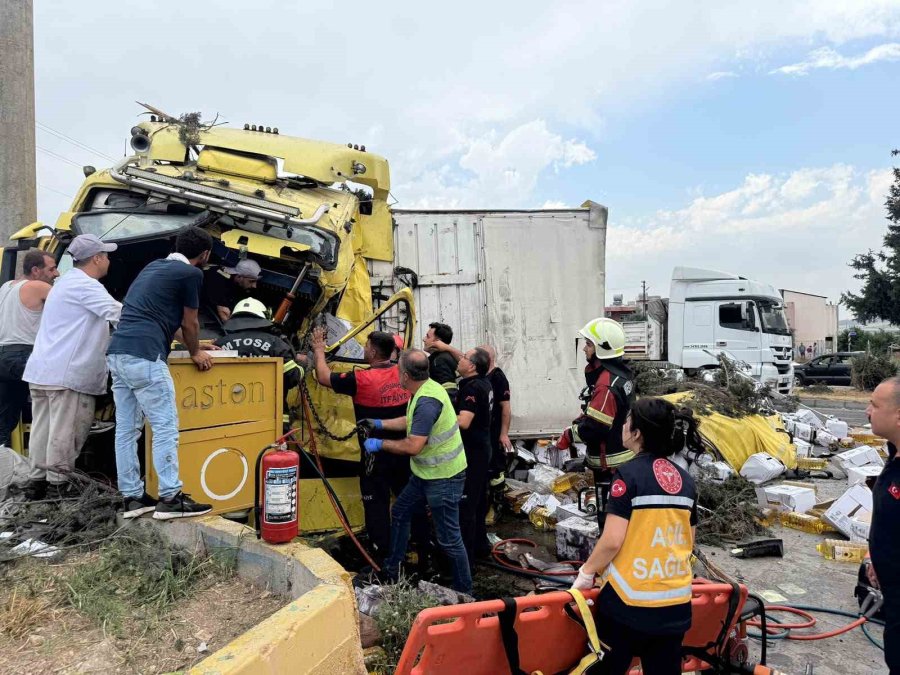 Mersin’de Tırlar Kafa Kafaya Çarpıştı: 1 Ölü, 2 Yaralı