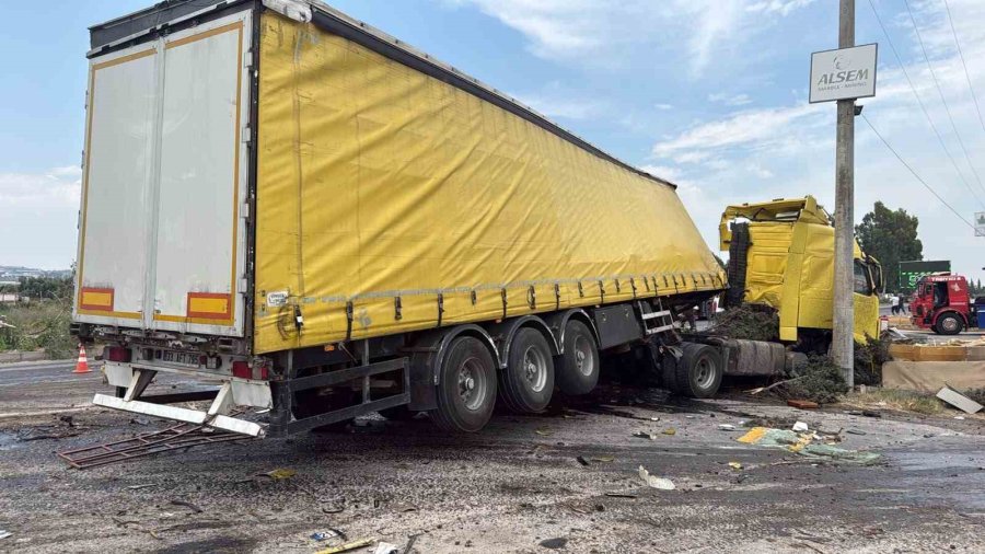 Mersin’de Tırlar Kafa Kafaya Çarpıştı: 1 Ölü, 2 Yaralı