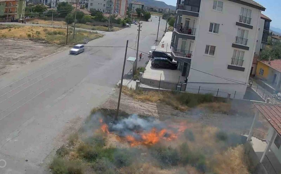 Çocukların Maytapla Çıkardığı Ot Yangını Kamerada