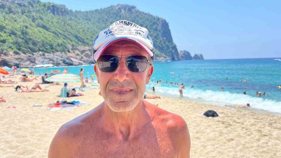 Alanya’da Hava 33, Deniz 29 Dereceyi Gördü, Turistler Denize Koştu