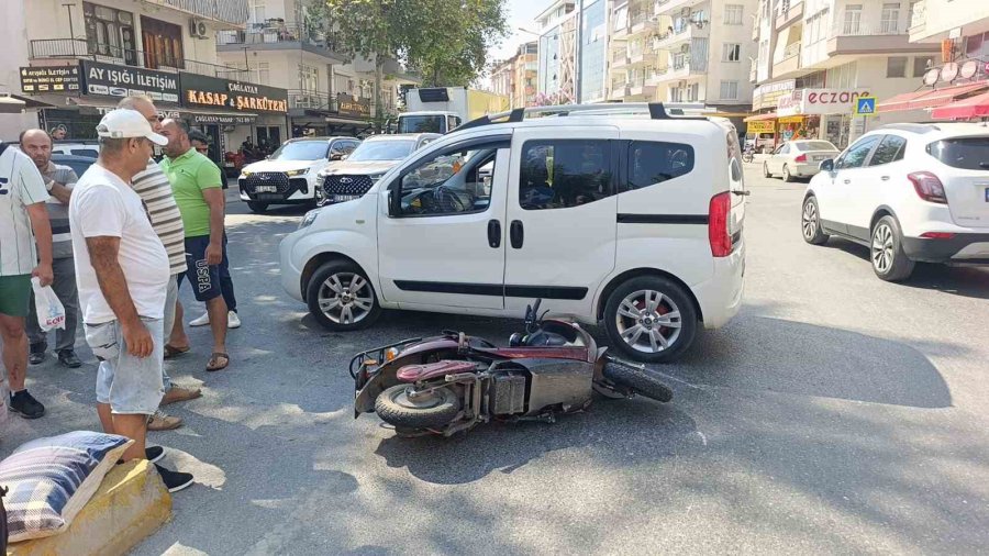 Antalya’da ’u’ Dönüşü Yapan Araçla Çarpışan Motosikletteki 2 Kişi Yaralandı