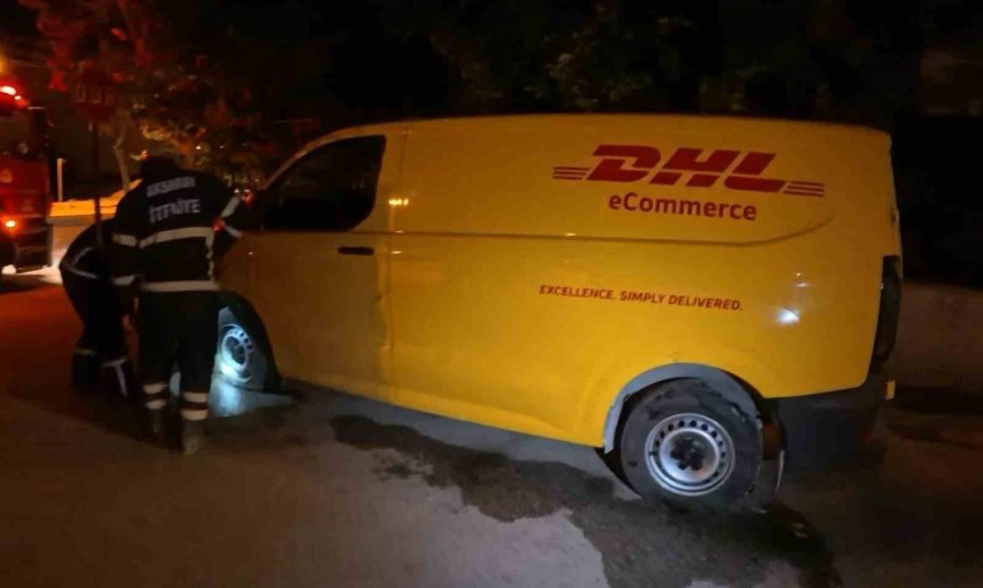 Aracı Yakmak İstedi, Olay Yerini Gözlemlerken Böyle Yakalandı