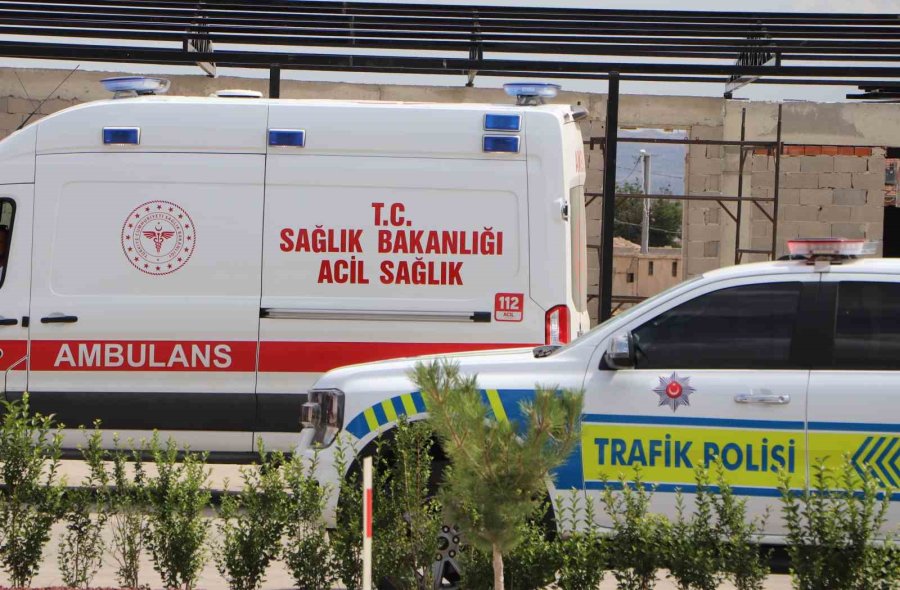 Karaman’da Otomobil Bariyerlere Çarptı: Kaza Anı Kamerada