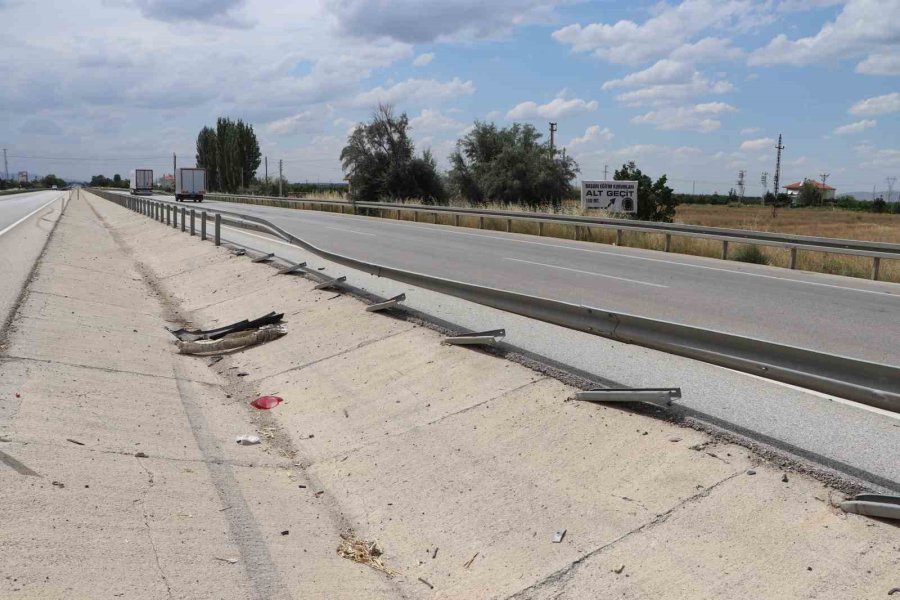 Karaman’da Otomobil Bariyerlere Çarptı: Kaza Anı Kamerada