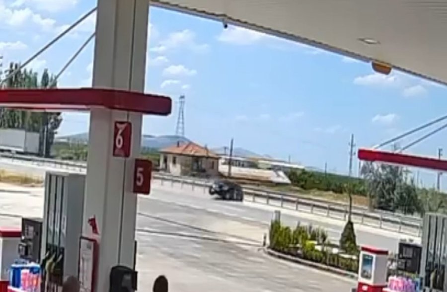 Karaman’da Otomobil Bariyerlere Çarptı: Kaza Anı Kamerada