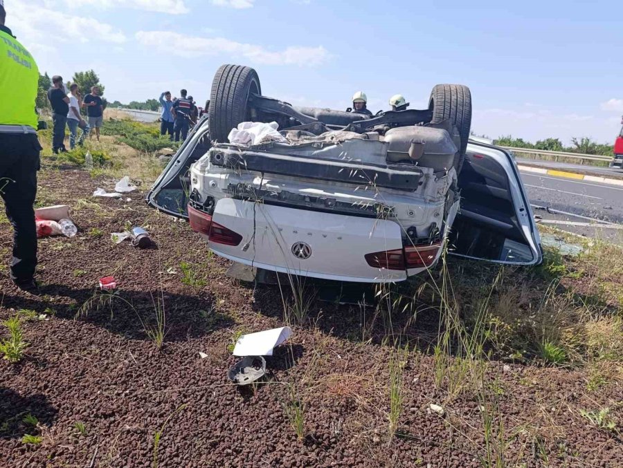 Konya’da Refüje Çarpan Otomobil Hurdaya Döndü: 3 Yaralı