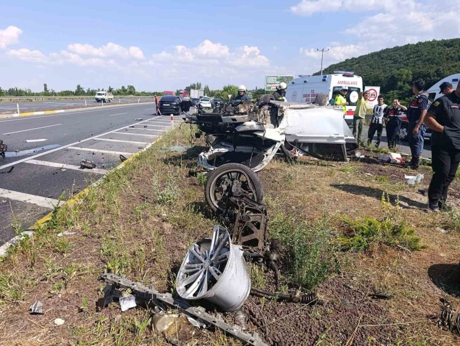 Konya’da Refüje Çarpan Otomobil Hurdaya Döndü: 3 Yaralı