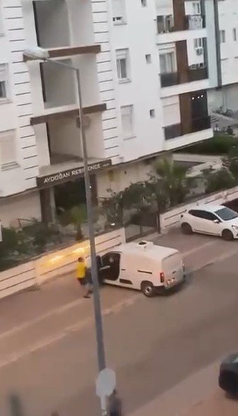 Tartıştığı Kişinin Üzerine Aracı Sürüp Kapıya Sıkıştırdı: O Anlar Kameraya Yansıdı