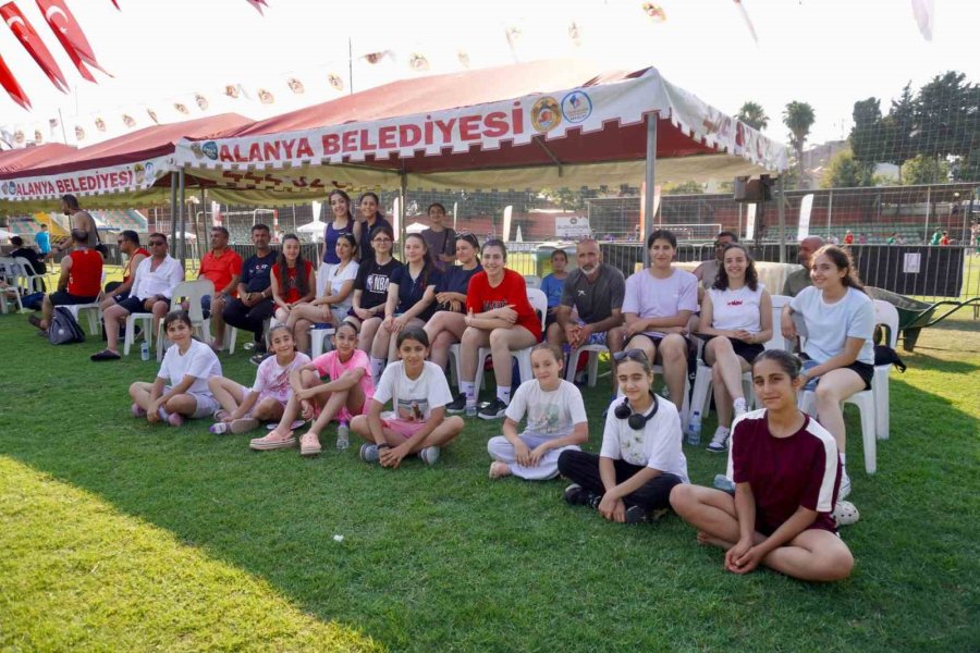 Alanya’da 2 Bin Kişilik Hentbol Şöleni Başladı