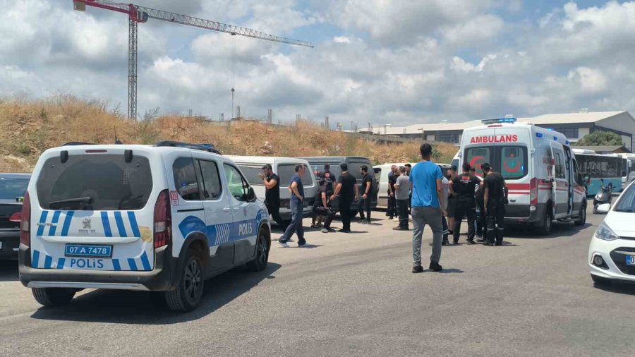Antalya’da Bir Kişi Araç İçince Ölü Bulundu, Yakınları Sinir Krizi Geçirdi