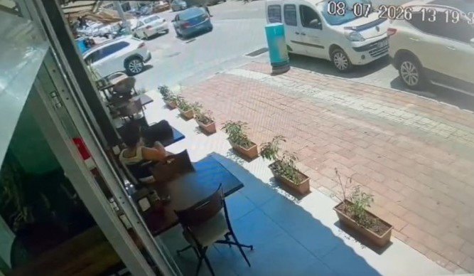 Böyle Gaspçı Görülmedi: Marketten Parayı Alıp Kaçtı, İçinde Çocuk Olan Otomobili De Kaçırdı, Yaya Olarak Kaçarken Cep Telefonu Gasp Etti