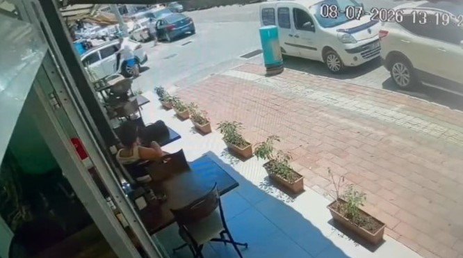 Böyle Gaspçı Görülmedi: Marketten Parayı Alıp Kaçtı, İçinde Çocuk Olan Otomobili De Kaçırdı, Yaya Olarak Kaçarken Cep Telefonu Gasp Etti