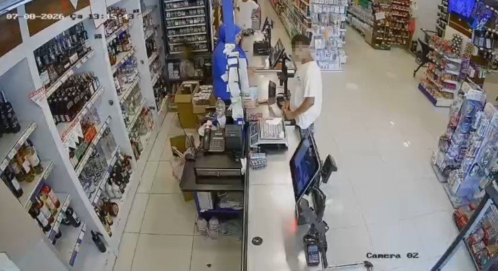 Böyle Gaspçı Görülmedi: Marketten Parayı Alıp Kaçtı, İçinde Çocuk Olan Otomobili De Kaçırdı, Yaya Olarak Kaçarken Cep Telefonu Gasp Etti