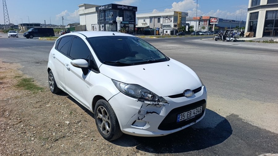 Kaza Yapan Motosiklet Sürücüsü Sinirini Otomobilin Camından Çıkardı