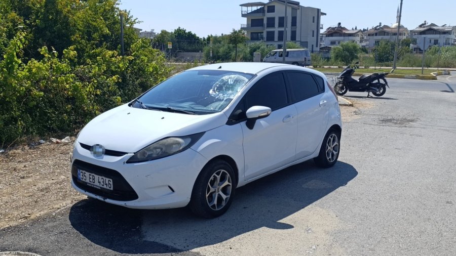Kaza Yapan Motosiklet Sürücüsü Sinirini Otomobilin Camından Çıkardı