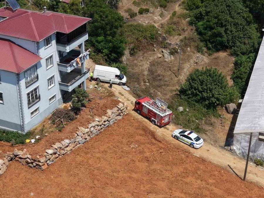 Ticari Araç, Çıkmaz Sokağa Girdi Bahçeye Düşmesine Ramak Kaldı