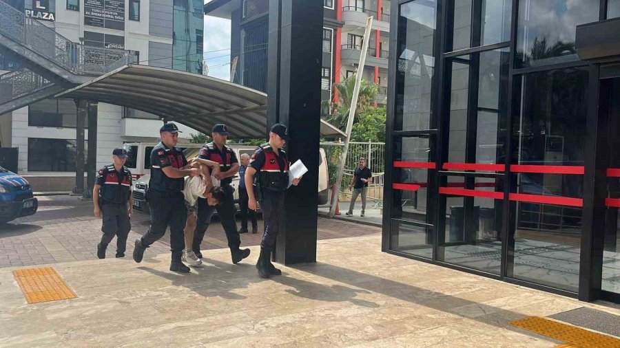 Böyle Gaspçı Görülmedi: Marketten Parayı Alıp Kaçtı, İçinde Çocuk Olan Otomobili De Kaçırdı, Yaya Olarak Kaçarken Cep Telefonu Gasp Etti