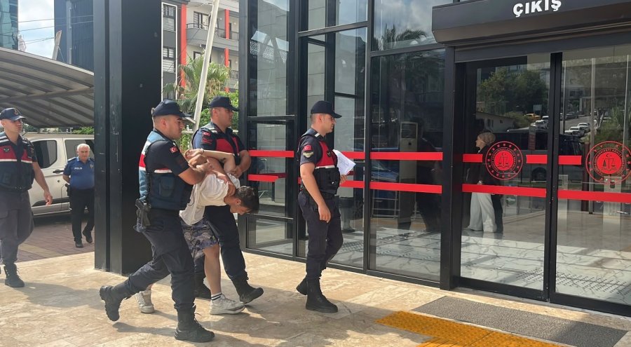 Böyle Gaspçı Görülmedi: Marketten Parayı Alıp Kaçtı, İçinde Çocuk Olan Otomobili De Kaçırdı, Yaya Olarak Kaçarken Cep Telefonu Gasp Etti