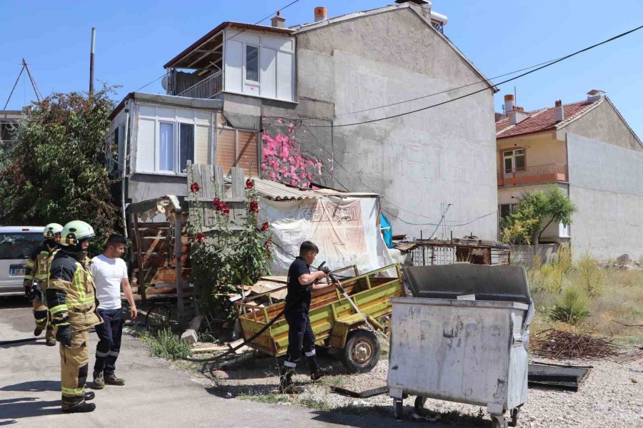 Apartman Müştemilatında Yangın Çıktı, Park Halindeki Araç Zarar Gördü