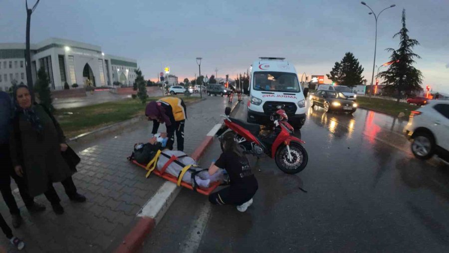 Hafif Ticari Araçla Motosiklet Çarpıştı: 1 Yaralı