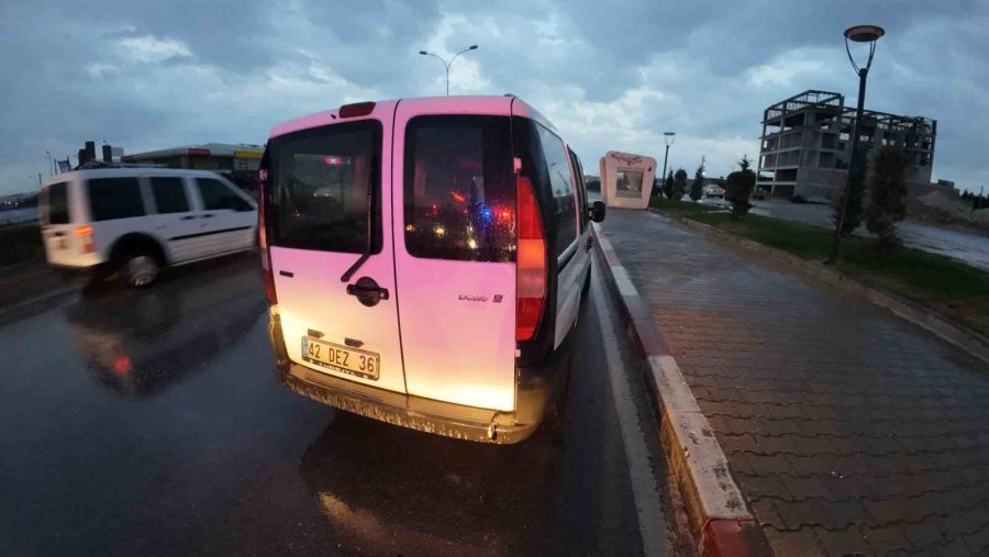 Hafif Ticari Araçla Motosiklet Çarpıştı: 1 Yaralı