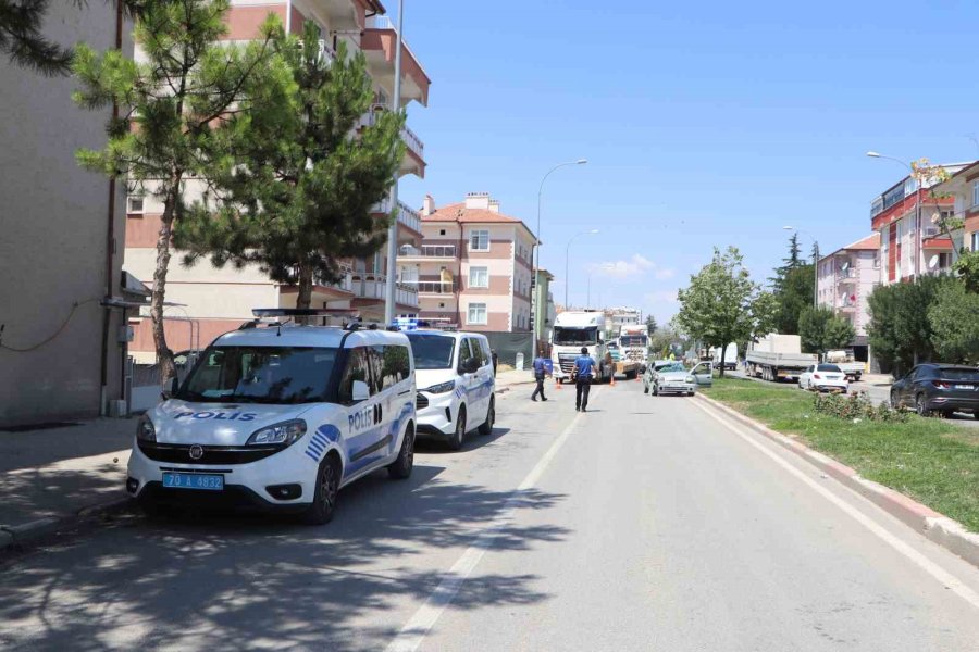 Otomobil Tıra Arkadan Çarptı: 1’i Ağır 3 Yaralı