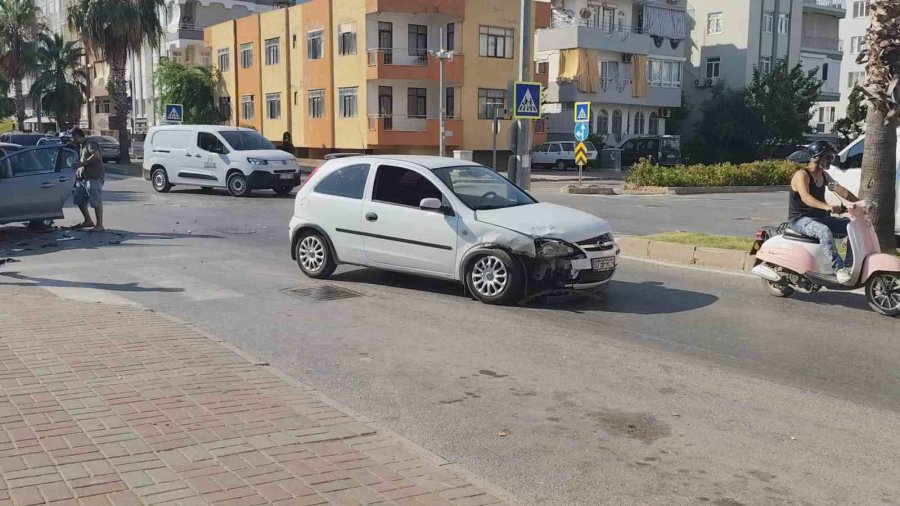 Manavgat’ta Otomobiller Çarpıştı, Sürücüler Yaralandı