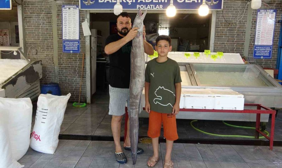 Mersin’de Dev Yılan Balığı Tezgahta İlgi Odağı Oldu