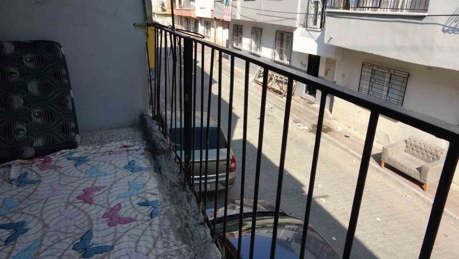 Annesi Sokaktan Korkarken, Facia Evlerinin Balkonunda Yakaladı