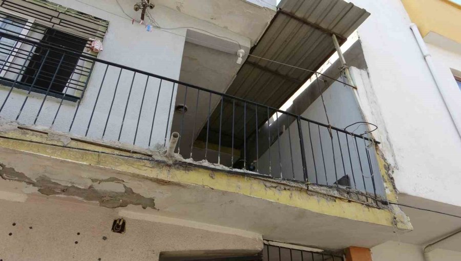 Annesi Sokaktan Korkarken, Facia Evlerinin Balkonunda Yakaladı