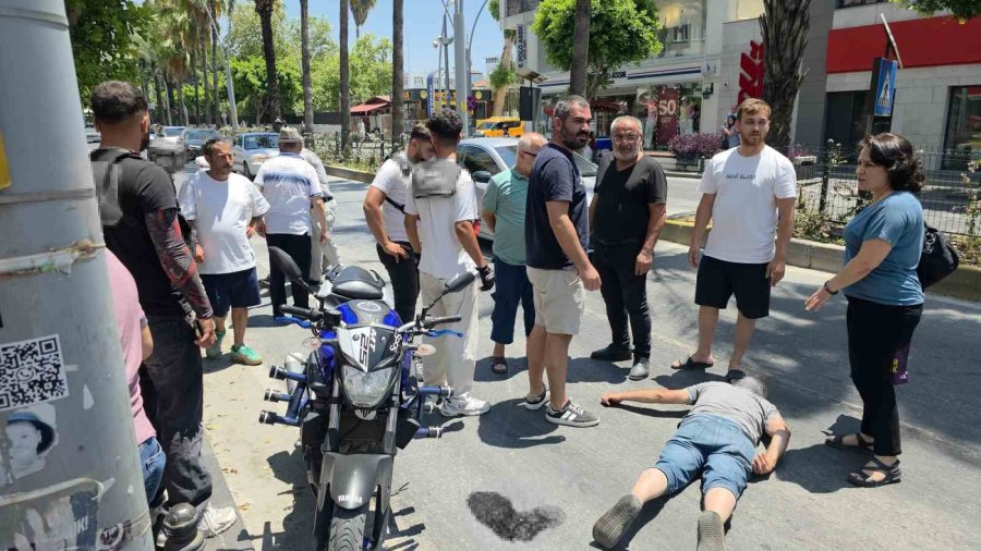 Yaya Geçidinden Geçen Yayaya Motosiklet Çarptı: 2 Yaralı