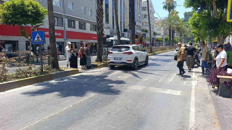 Yaya Geçidinden Geçen Yayaya Motosiklet Çarptı: 2 Yaralı