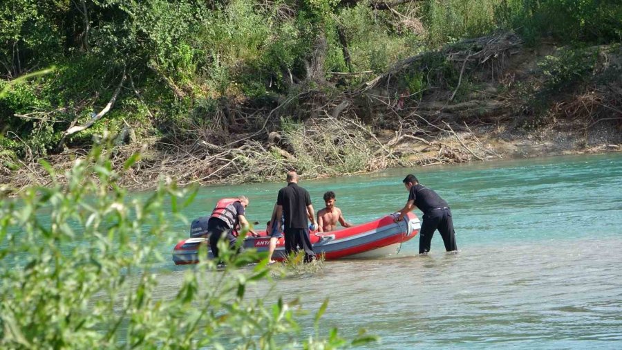 Irmak Ortasındaki Adacıkta Mahsur Kalan 4 Kişi Ekipler Tarafından Kurtarıldı
