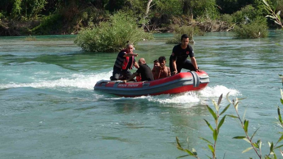 Irmak Ortasındaki Adacıkta Mahsur Kalan 4 Kişi Ekipler Tarafından Kurtarıldı