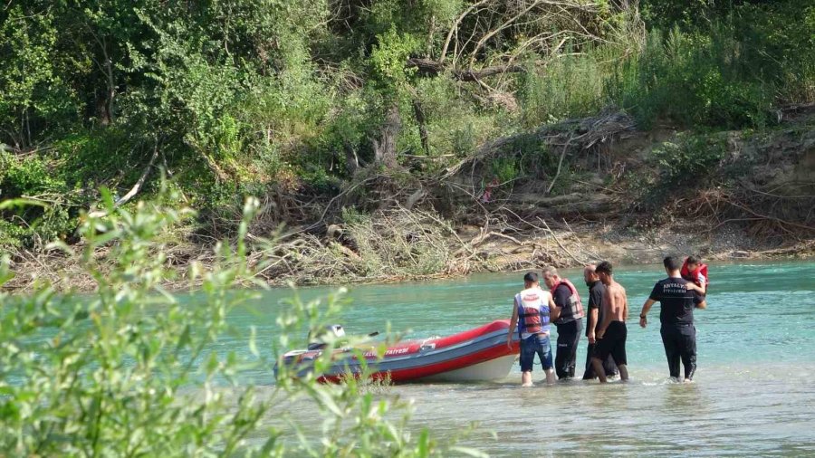 Irmak Ortasındaki Adacıkta Mahsur Kalan 4 Kişi Ekipler Tarafından Kurtarıldı