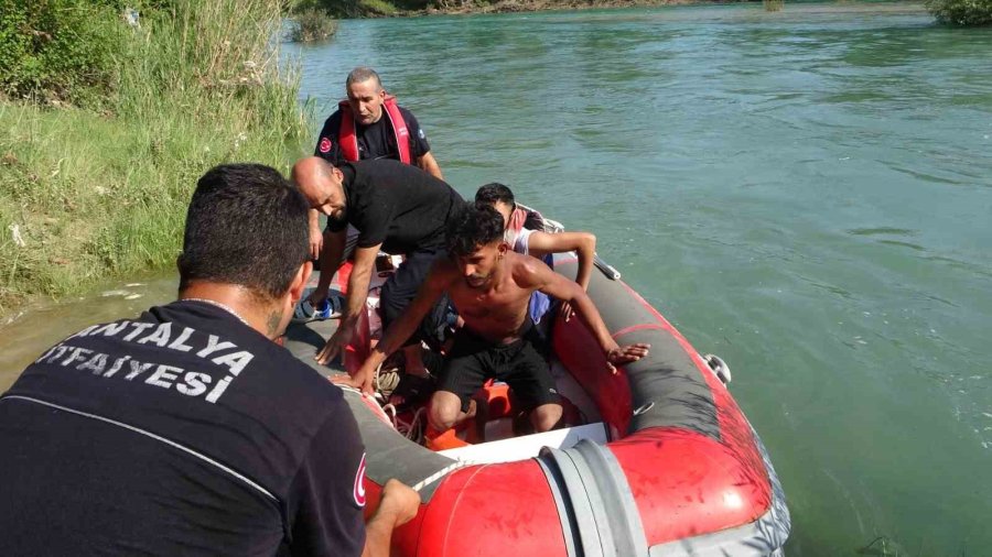 Irmak Ortasındaki Adacıkta Mahsur Kalan 4 Kişi Ekipler Tarafından Kurtarıldı