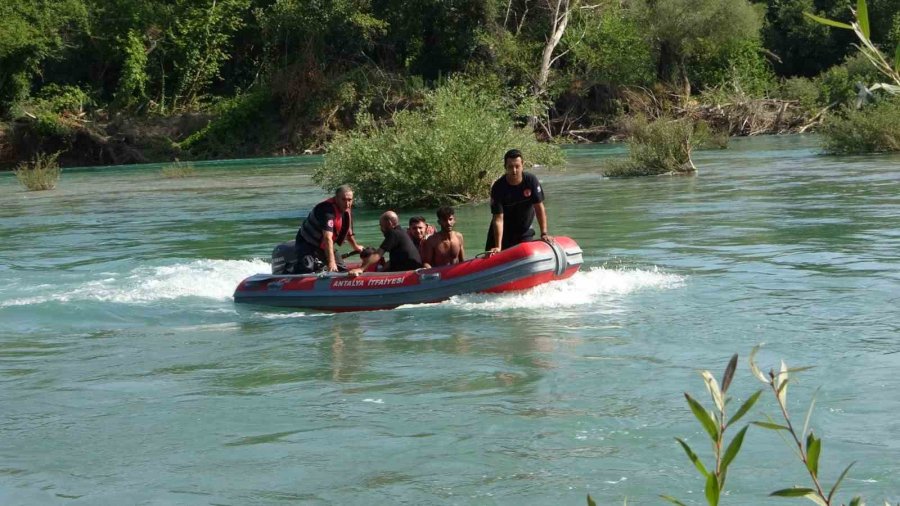Irmak Ortasındaki Adacıkta Mahsur Kalan 4 Kişi Ekipler Tarafından Kurtarıldı