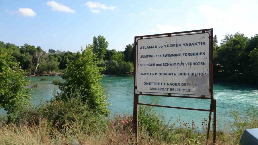 Irmak Ortasındaki Adacıkta Mahsur Kalan 4 Kişi Ekipler Tarafından Kurtarıldı