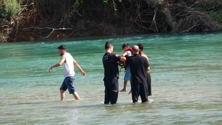 Irmak Ortasındaki Adacıkta Mahsur Kalan 4 Kişi Ekipler Tarafından Kurtarıldı