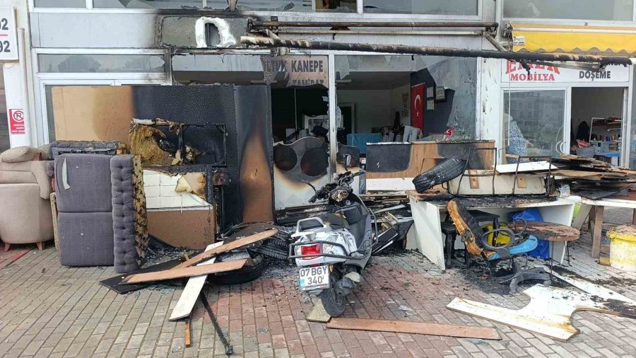 Uyurken Camın Patlama Sesine Uyandı, İhbarla İş Yerini Küle Dönmekten Kurtardı