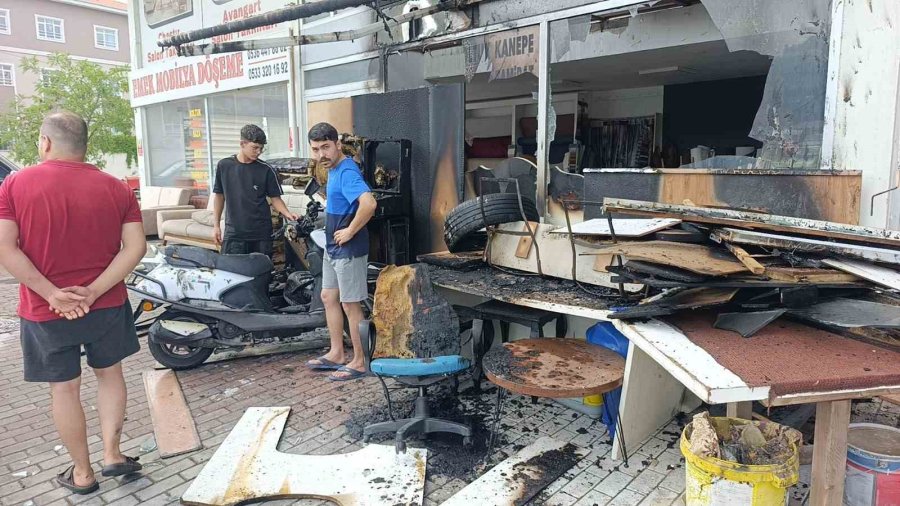 Uyurken Camın Patlama Sesine Uyandı, İhbarla İş Yerini Küle Dönmekten Kurtardı