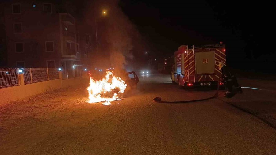 Seyir Halindeki Otomobil Alev Topuna Döndü