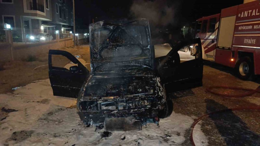 Seyir Halindeki Otomobil Alev Topuna Döndü