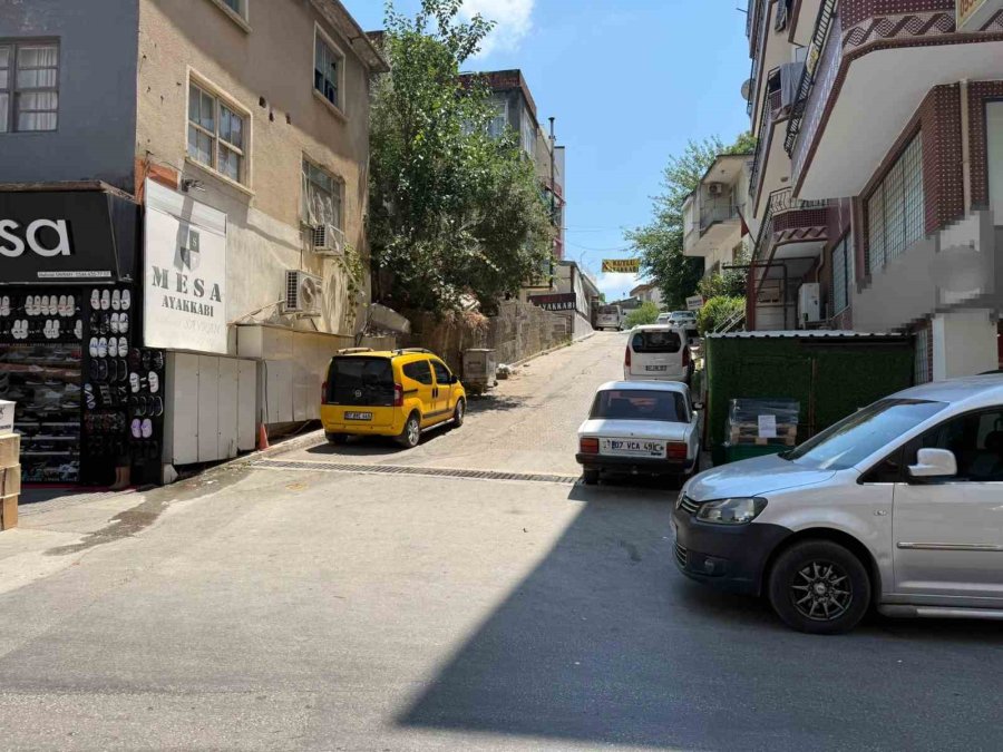 Kontrolden Çıkan Çöp Konteyneri Caddeye Dalıp Araca Çarptı: O Anlar Kamerada