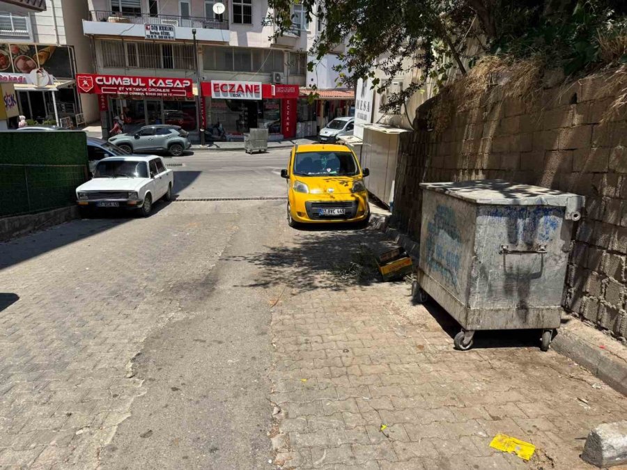 Kontrolden Çıkan Çöp Konteyneri Caddeye Dalıp Araca Çarptı: O Anlar Kamerada