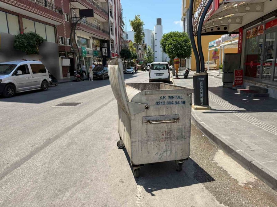 Kontrolden Çıkan Çöp Konteyneri Caddeye Dalıp Araca Çarptı: O Anlar Kamerada