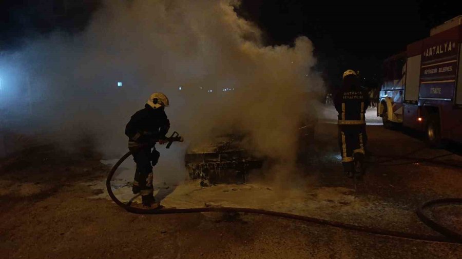 Seyir Halindeki Otomobil Alev Topuna Döndü