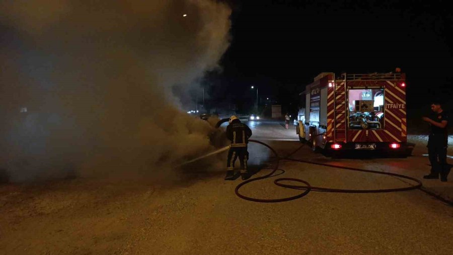 Seyir Halindeki Otomobil Alev Topuna Döndü
